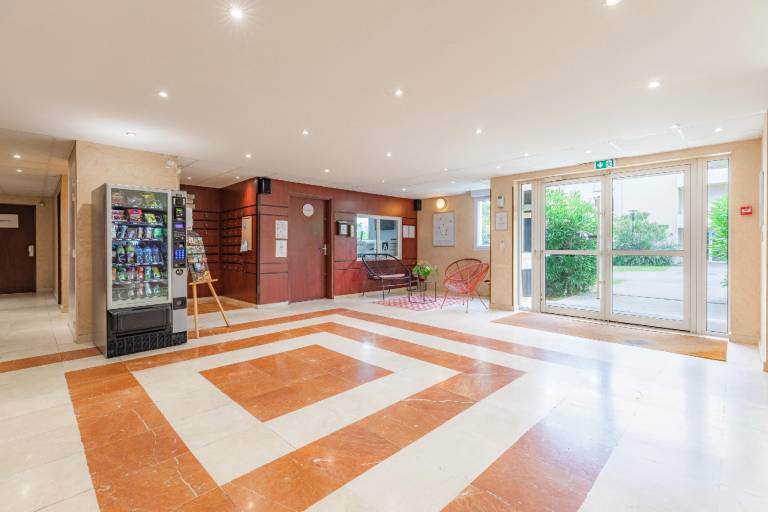 Serviced apartment with terrace & yard | Suitable for remote work | Pets allowed — photo 2