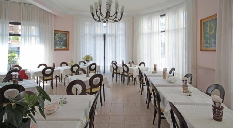 Hotel Mignon 50 MT DALLA SPIAGGIA E DALL'ISOLA PEDONALE — photo 3