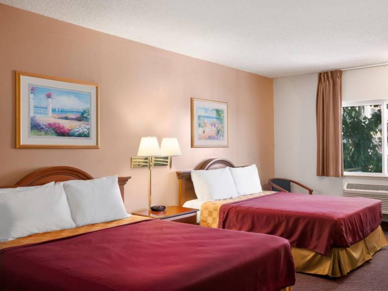 Travelodge by Wyndham Bakersfield — photo 2
