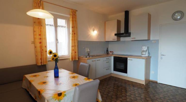 Holiday apartment with barbecue, garden & patio — photo 3