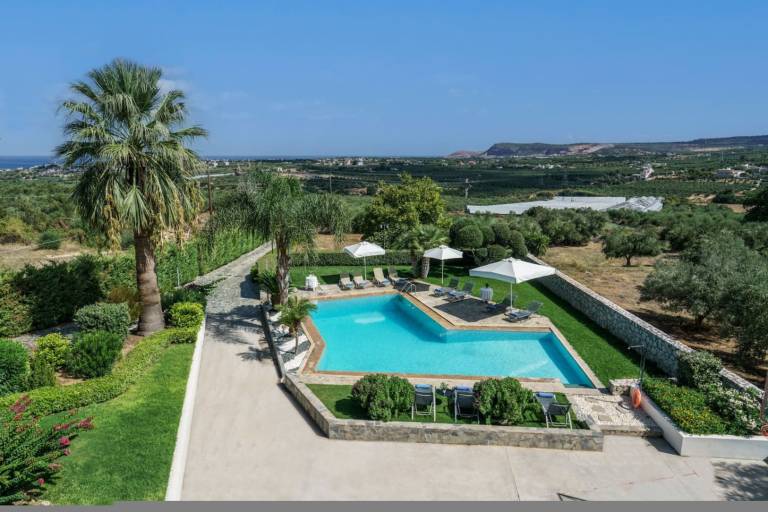 Villa with garden & pool in Karpenisi