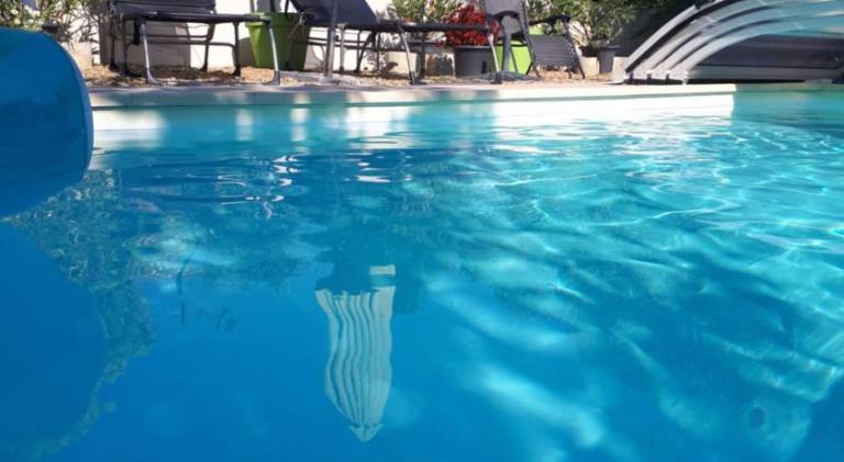 Chambres d'Hotes dans villa avec piscine chez Raphaele in L'Isle-sur-la-Sorgue
