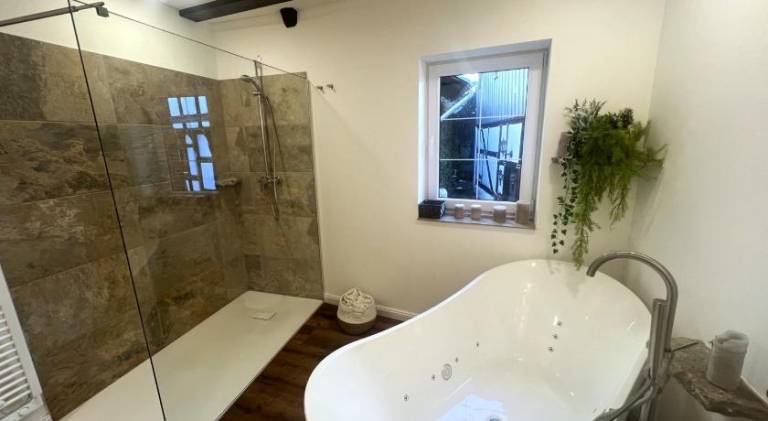 House with jacuzzi — photo 3
