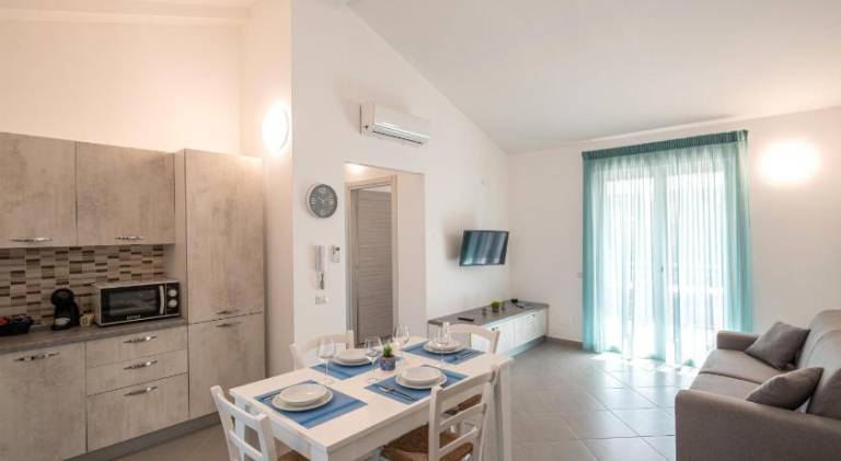 Serviced apartment with yard, terrace & pool — photo 2