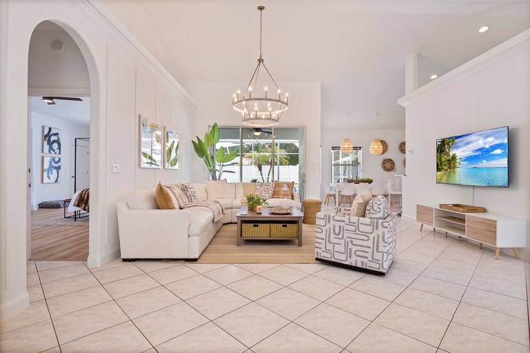 VILLA LAS PALMAS Beautiful Fenced-in Pool Home with Spa- Sleeps 8 — photo 4