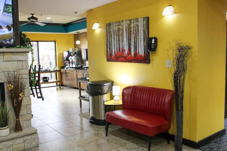 Parkwood Inn & Suites — photo 5