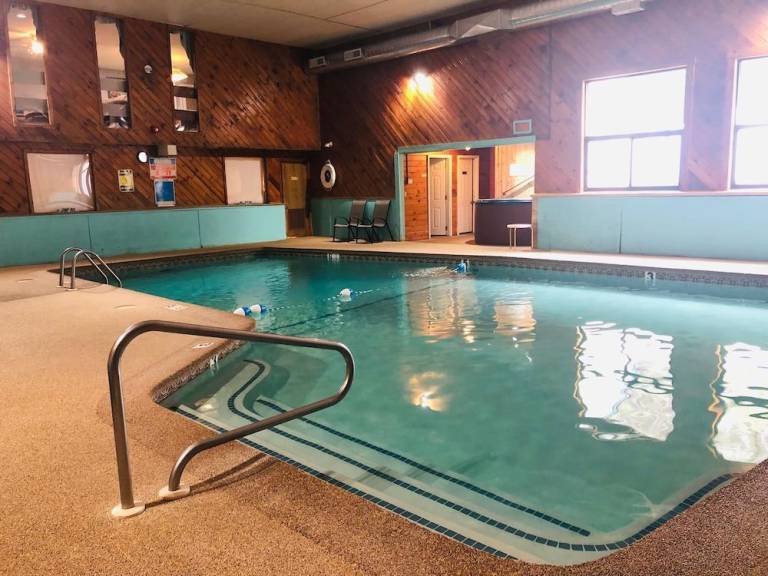 Eastern Inn & Suites (formerly Eastern Inns) — photo 2