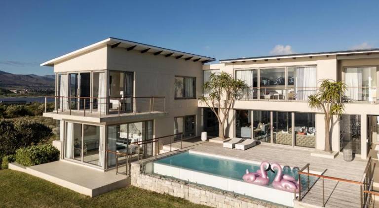 747 m&sup2; Villa