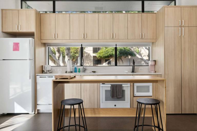 Refreshing 1 bedroom Container 80 Walkscore