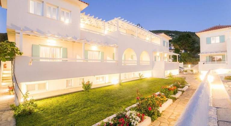 Serviced apartment with pool, barbecue & patio — photo 4