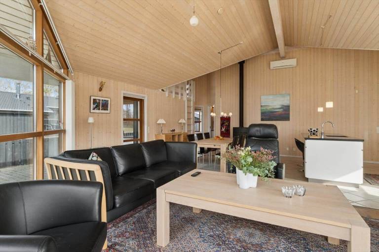 Fully equipped wonderful vacation home with sauna, hot tub & patio | Sea view | Pets allowed — photo 3