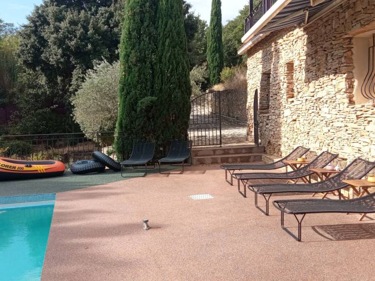 Vacation home with yard, patio & private pool | Nature view — photo 3