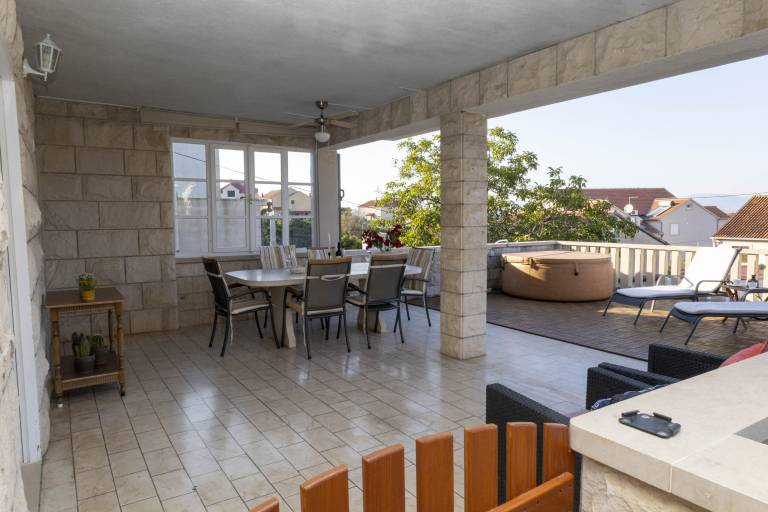Apartment with grill & patio | Garden view — photo 2
