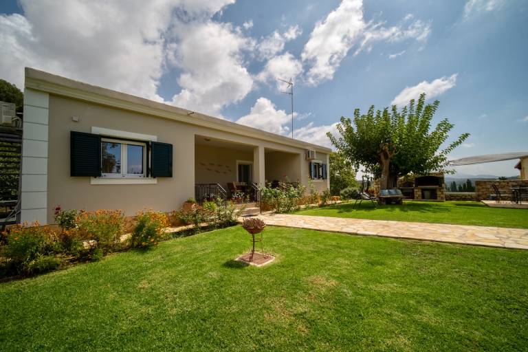 Child-friendly spacious house with fast internet, terrace & garden | Mountain view | Pets allowed — photo 2