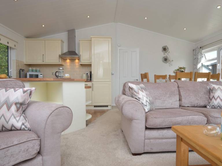 Lodge with garden, hot tub & patio | Pets are welcome — photo 3
