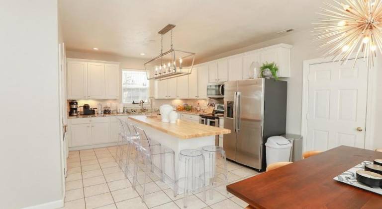 UPSCALE Ideal location 4 beach vacay H20 views — photo 4