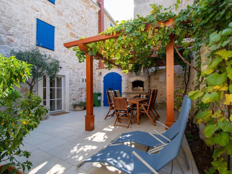 Apartment with barbecue, yard & terrace — photo 2