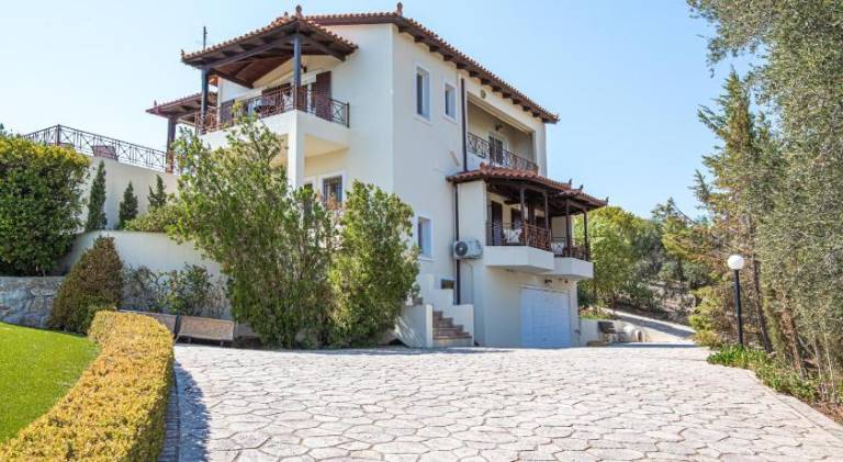 Villa with patio, private pool & barbeque — photo 2