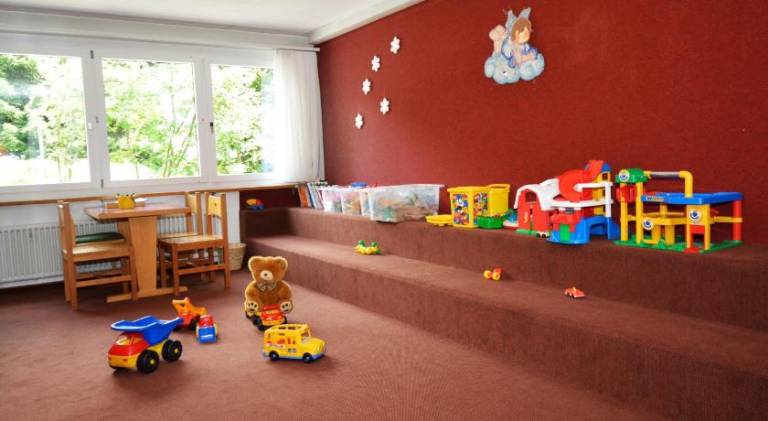 Serviced apartment with pool, garden & patio — photo 3