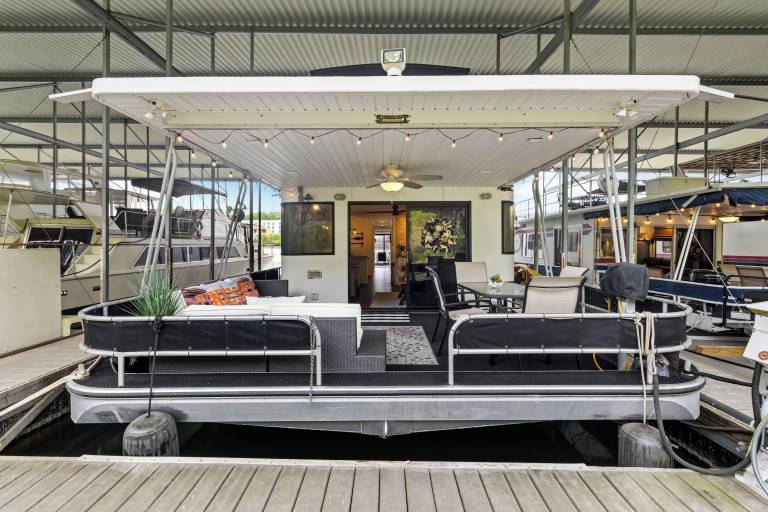 Houseboat Downtown