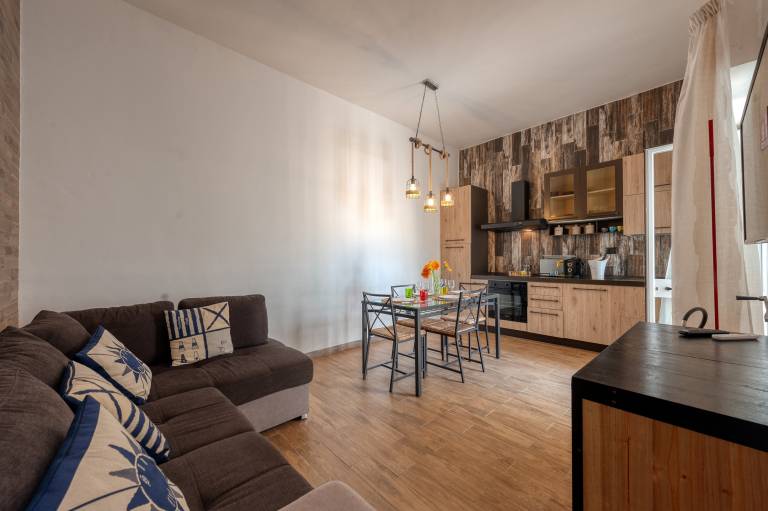 Holiday apartment with patio & garden | City view — photo 3