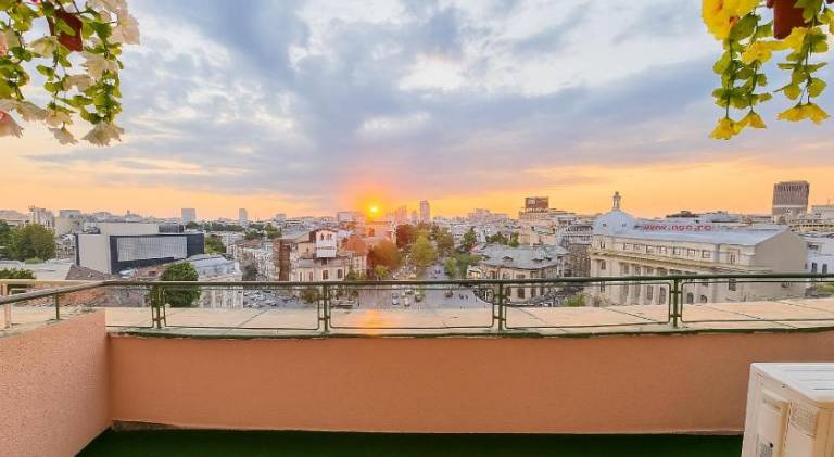 Holiday apartment with patio | Close to Romanian Athenaeum — photo 3