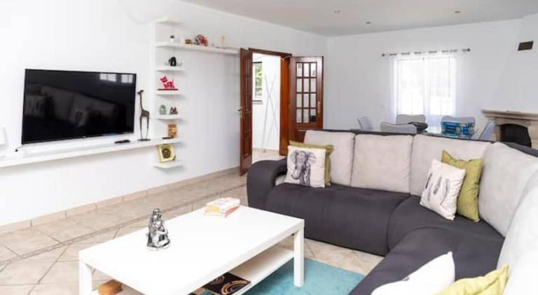 Big vacation home with barbecue, patio & private pool | Pet-friendly — photo 2