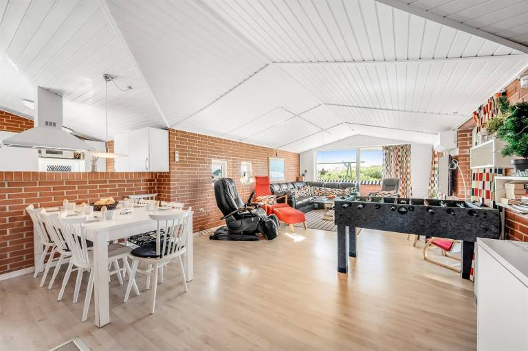 House with sauna, hot tub & patio — photo 4