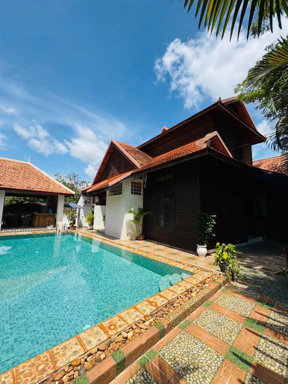 Vacation home with barbecue, pool & yard — photo 5