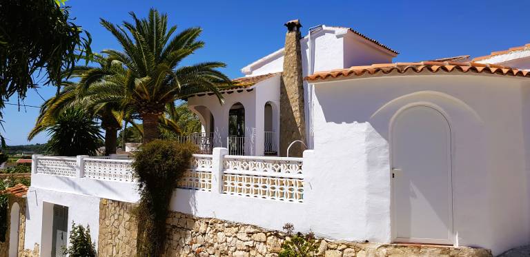 Villa with private pool, BBQ & patio | Beach view — photo 5