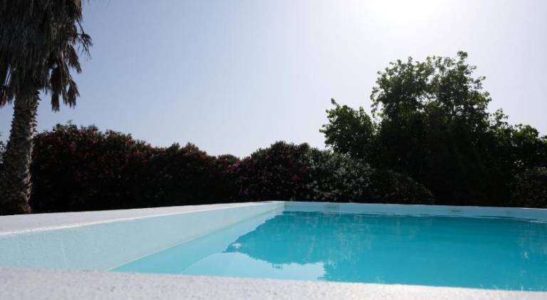 Vacation home with barbeque, private pool & yard — photo 3