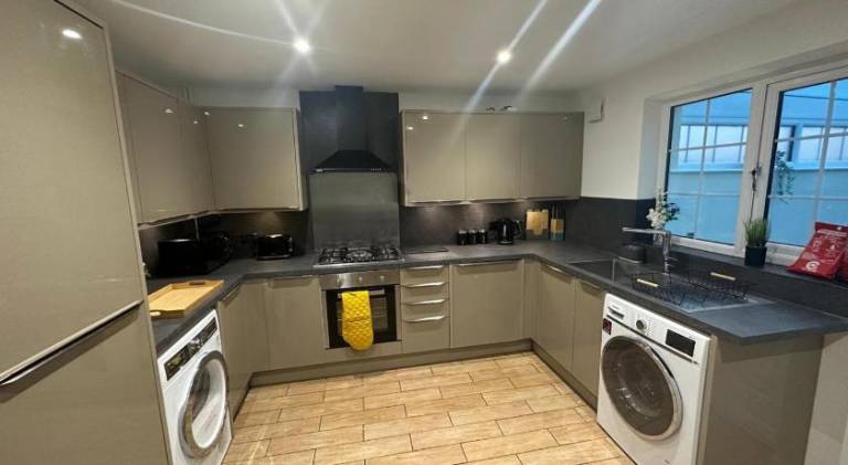 Stylish townhouse-Sleeps 9-Free parking — photo 4