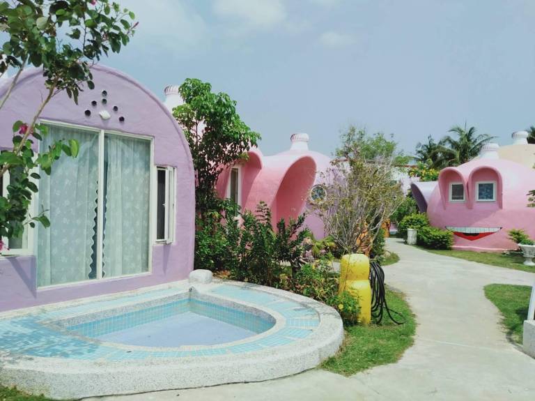 Serviced apartment with patio, pool & garden | Pets allowed — photo 3