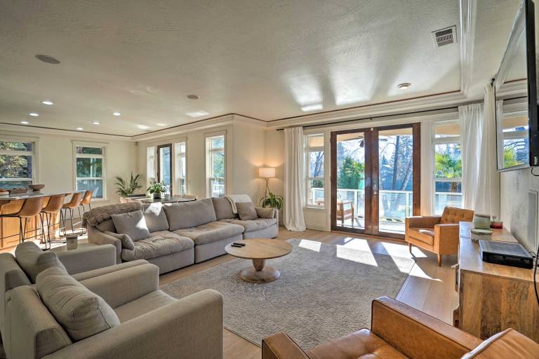 Luxe Getaway w/ Riverfront Views in Grants Pass! — photo 3