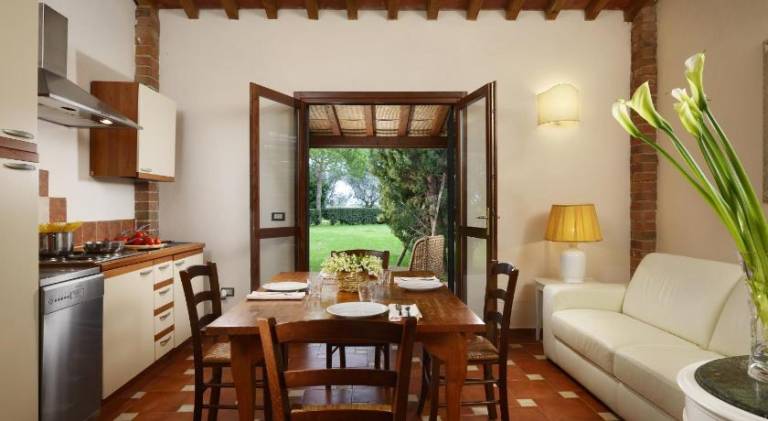 Family-friendly serviced apartment with yard, terrace & pool | Dogs allowed — photo 4