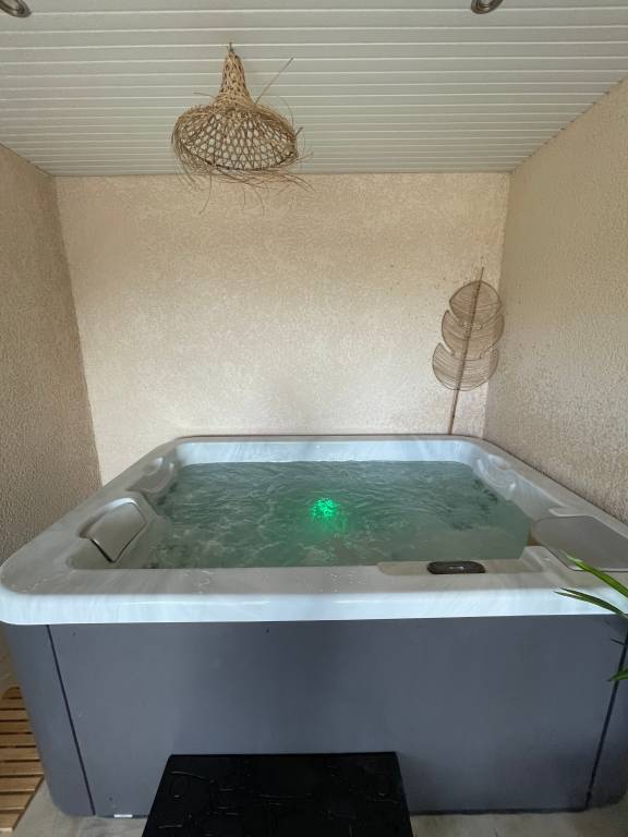 Gîte De La Fontaine with Jacuzzi, Steps from the Village — photo 4