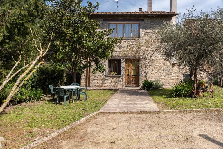 Farmhouse 'Agriturismo Il Ponte - Frantoio' with Mountain View, Private Garden and Wi-Fi in Vicchio