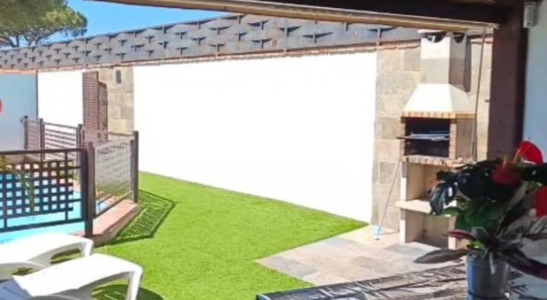 House with pool — photo 4