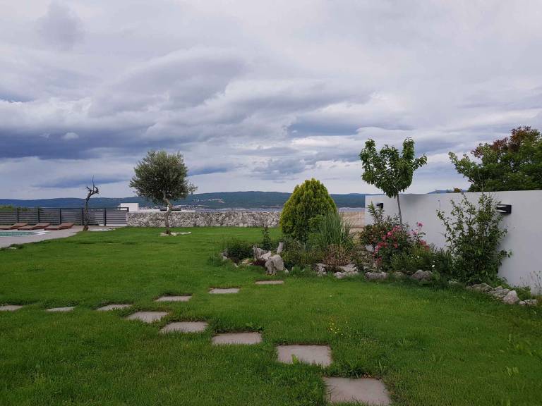 Pleasant vacation home with grill, private pool & yard | Pets are welcome — photo 5