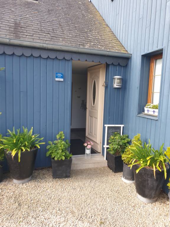 Gite with BBQ, garden & patio | Beach view — photo 2