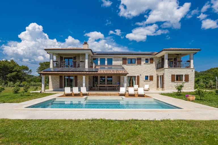 Villa with sauna, patio & private pool in Pula