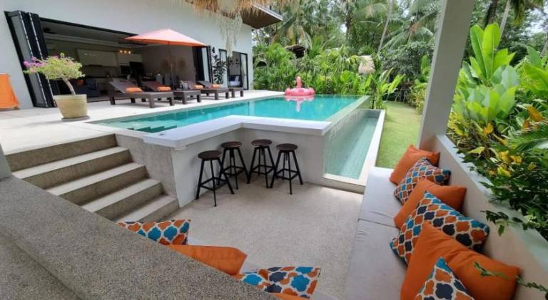 Villa with pool — photo 2