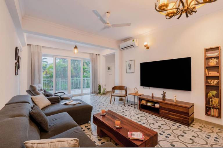 Luxe Apt w Balcony & Rooftop Pool 15 min to Beach