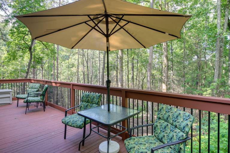Quaint Smoky Mountain Cabin - 4 Mi to Gatlinburg! — photo 2