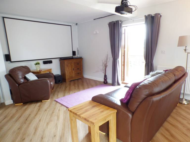 Family-friendly lovely cottage with yard & jacuzzi | Pets allowed — photo 4
