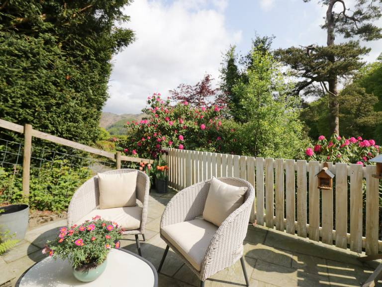 Cottage with garden — photo 3