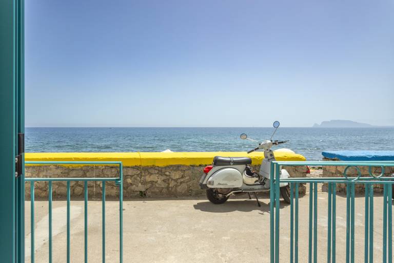 Vacation home with fast internet | Beach view — photo 3
