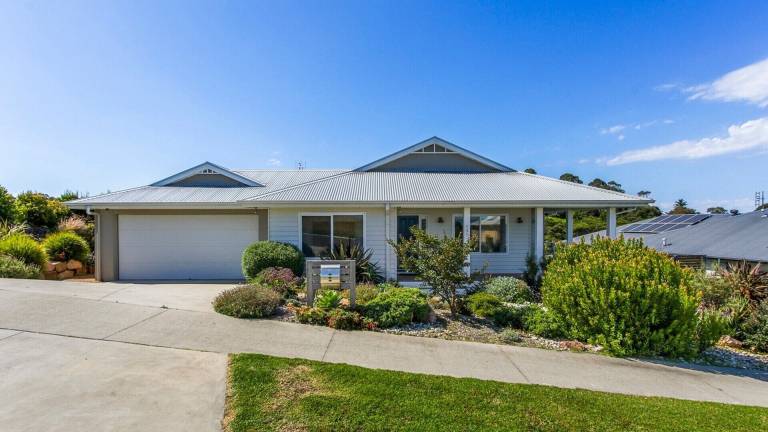 House Lake Tyers Beach