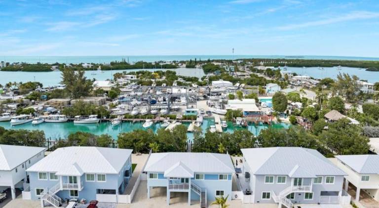 Blue Pearl New Waterfront Haven with Heated Pool, 70 Foot Dock, and More! — photo 4