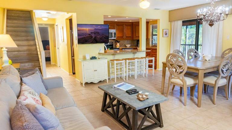 3BR Retreat with Wrap-Around Lanai and Private Beach - Pet Friendly - Signal Inn 15 — photo 3